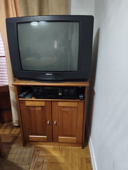 Móvel TV faz de bar em pinho mel