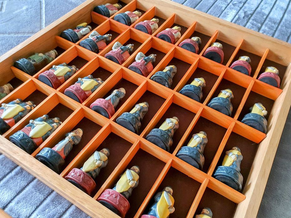 Tabuleiro de Xadrez em madeira 45x45 + 32 Peças em cerâmica