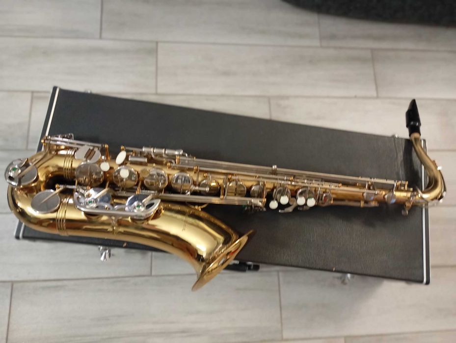 Saxofone com mala de transporte.
