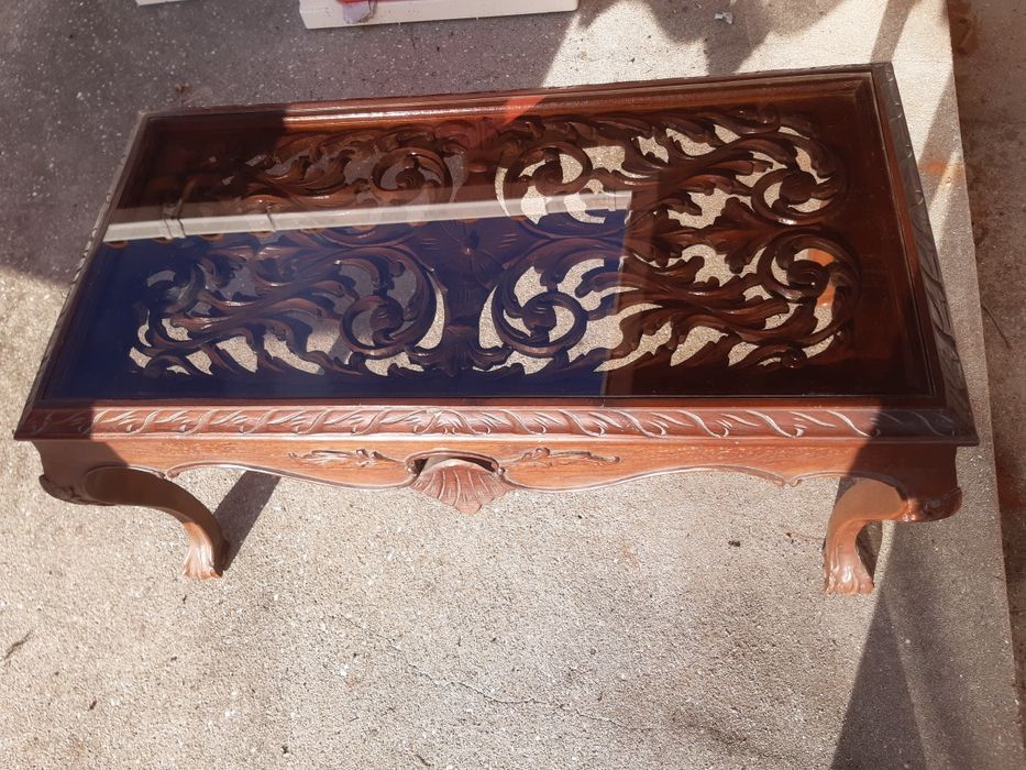 Mesa de centro em madeira trabalhada