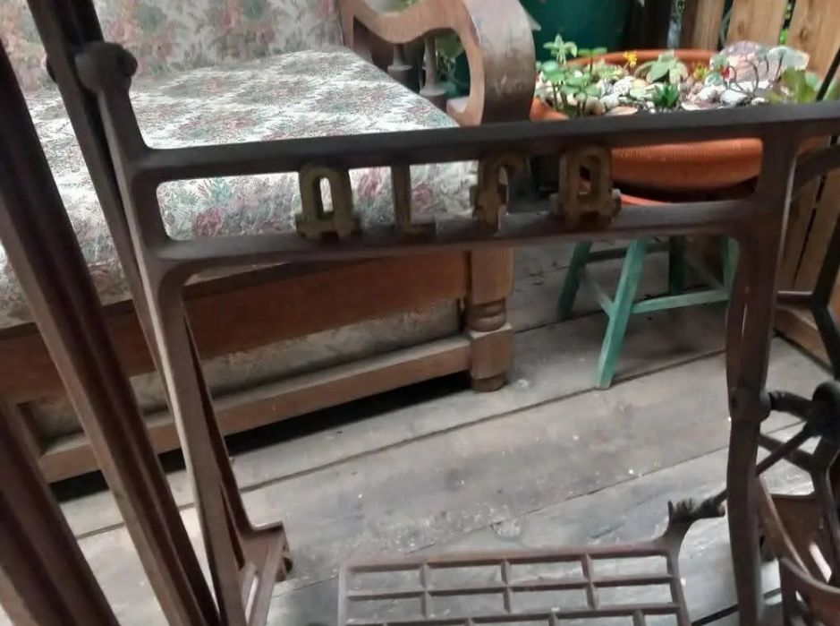 Máquina de costura ALFA 1952 com base original.