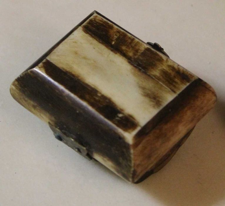 Caixa de joias vintage em osso com dobradiças em latão, anos 70.