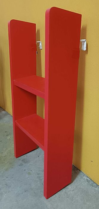 Escada vermelha para cama