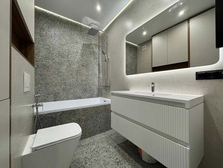 Продам! Двокімнатна з кухнею-вітальнею та великим балконом Біля річки!