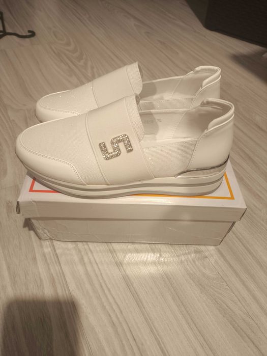 Białe, wsuwane sneakersy damskie