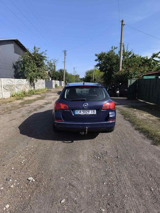 машина opel astra j 2014