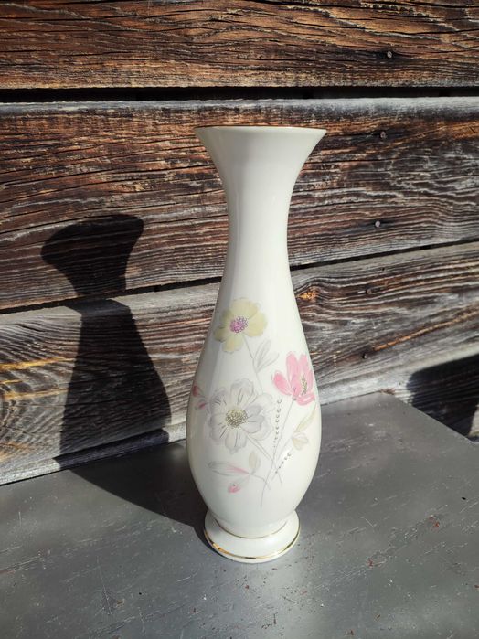 Porcelanowy wazon - motyw kwiatów - sygnowany - P11