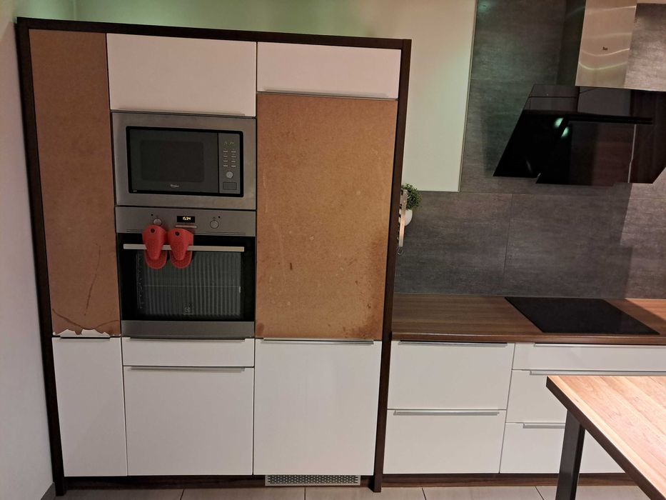 Kuchnia używana w zabudowie, biały połysk z wyspą kuchenną