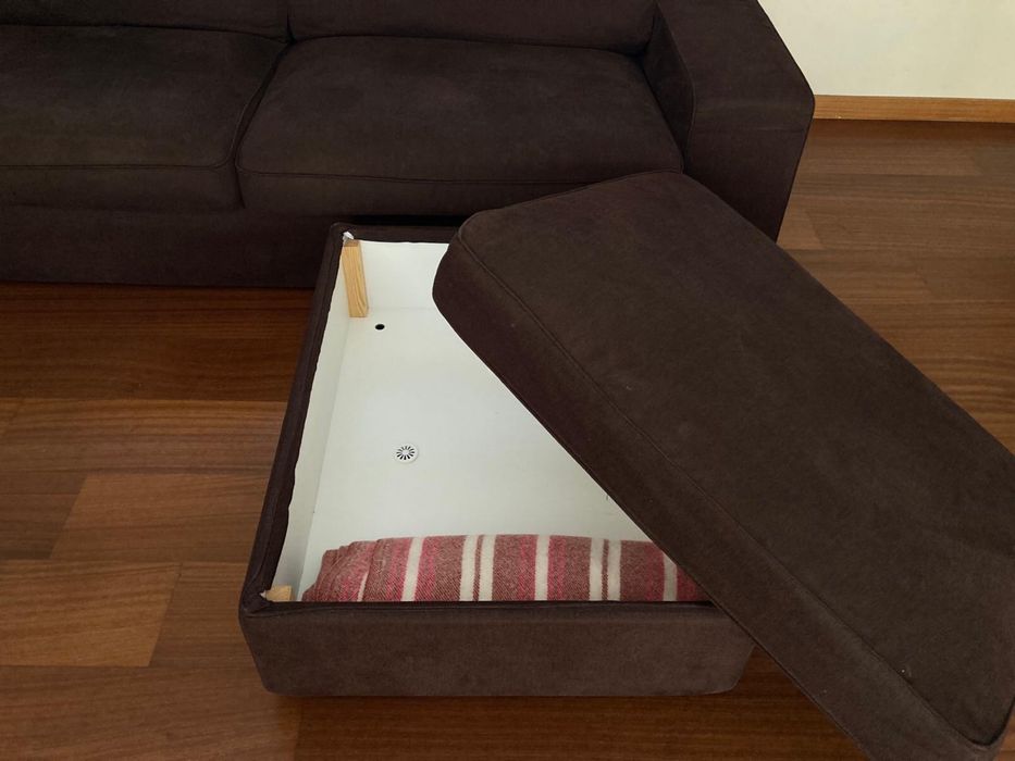Sofá com pousa pés castanho