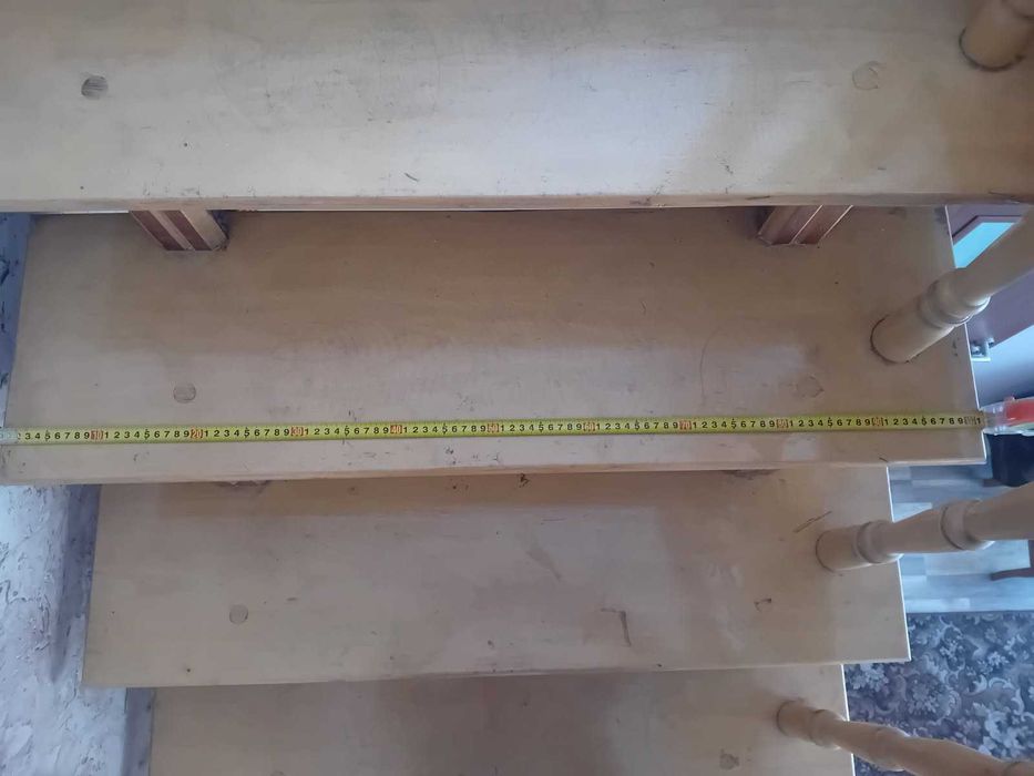 Zdemontowane schody drewniane z poręczą i balustradą