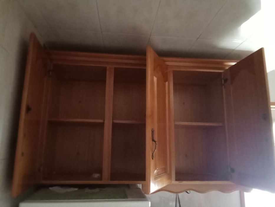 Conjunto de Armários Supenso de Cozinha em Madeira (Com Vitrine)