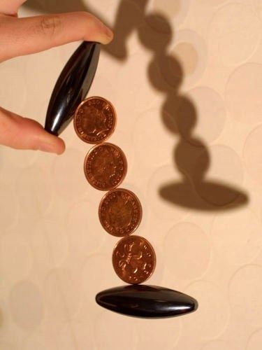 Śpiewające Magnesy Wydają Dźwięki Przy Stykaniu