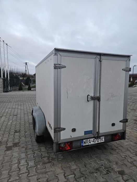 Przyczepka samochodowa zamknięta