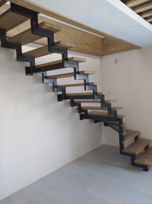 Сходи лофт металевий каркас сходів ступені перила лестница драбина