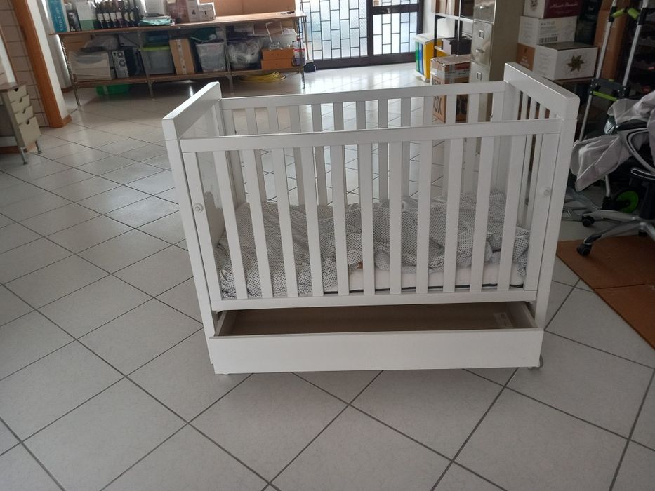 Vendo cama de bebé em madeira lacada com gaveta