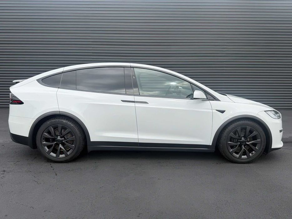 Tesla Model X      2022
