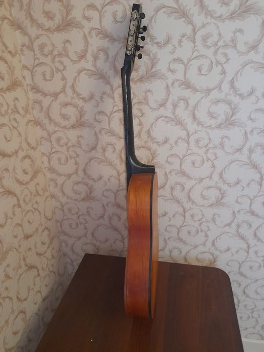 Продам старинную гитару.