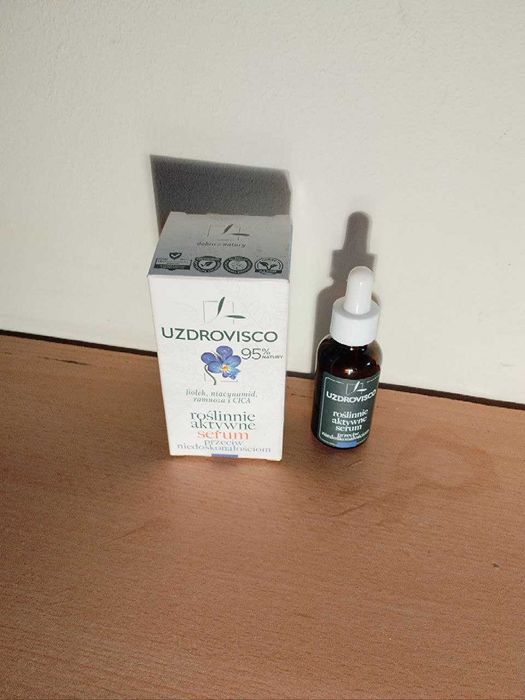 Roślinnie aktywne serum Uzdrovisco przeciw niedoskonałościom
