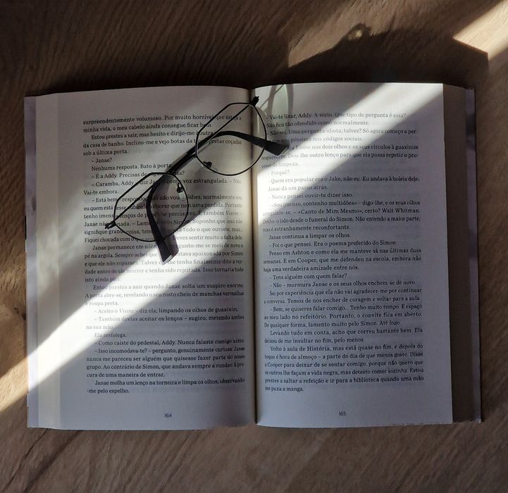 Livro Um de Nós Mente