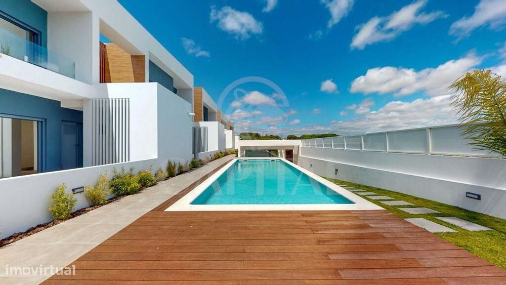 Magnífica Moradia T4 com Piscina e Terraço, em condomínio fechado