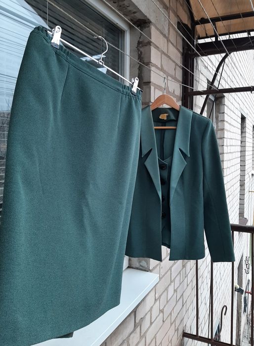 Красивый торжественный костюм для офиса юбка жакет, брюки, разные разм