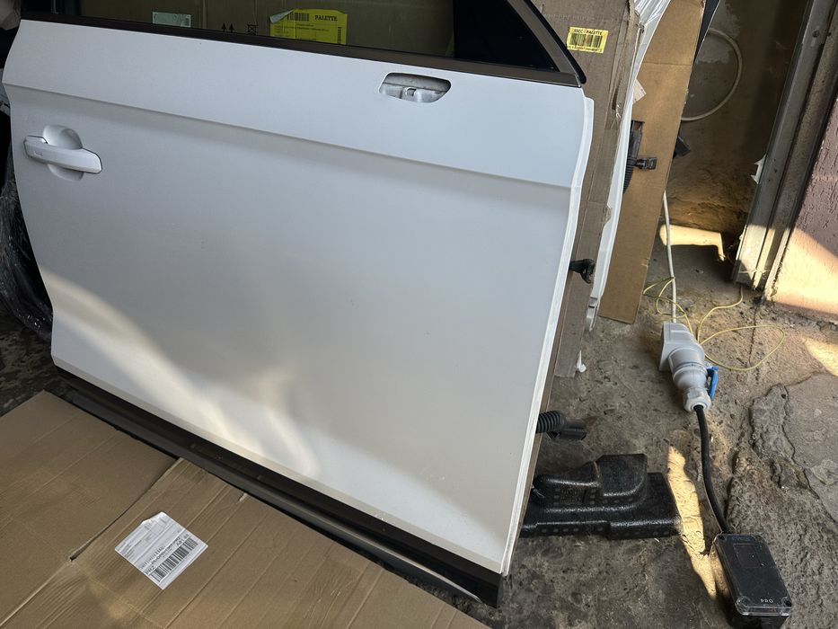 Двері праві передні на Audi Q5 SQ5 LY9C