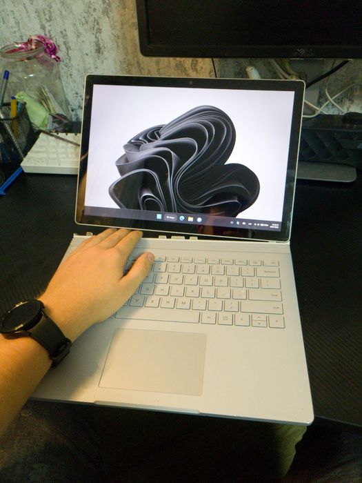 Microsoft surface book 2 13 | GTX 1050 | 1tb | i7 | 16gb