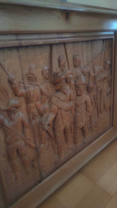 Rzeźbione drzwi do barku