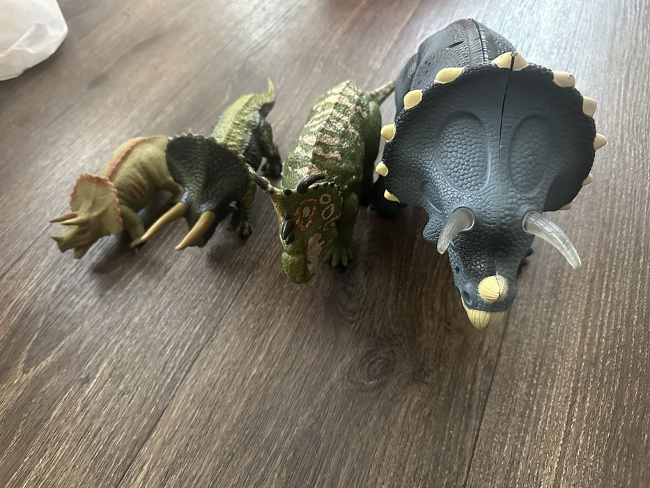 Игрушечные динозввры