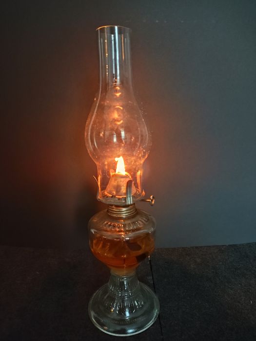Szklana lampa naftowa z kloszem