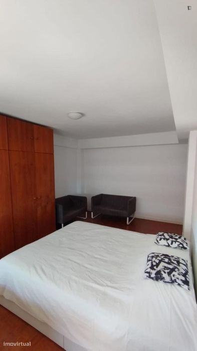 Quarto - localizado em Linda-a-Velha Lisbon