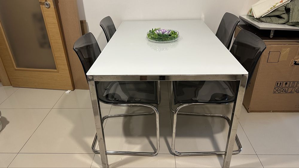 Mesa de tampo branco de vidro mais 4 cadeiras