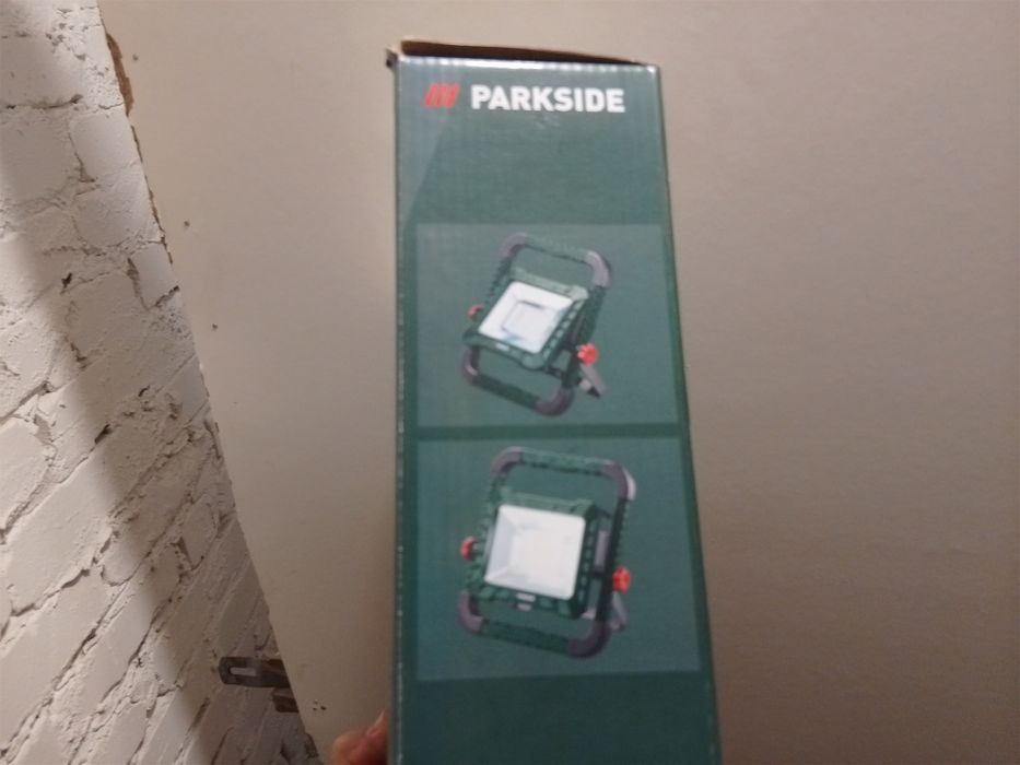 Lampa LED warsztatowa ze stojakiem.
