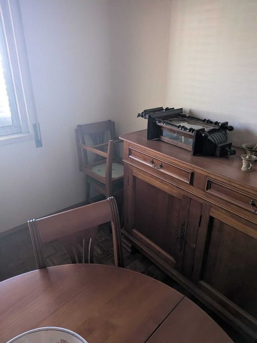 Mesa de jantar redonda extensível + 8 cadeiras