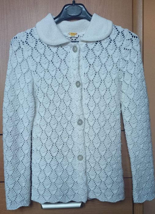 Biały sweter dziecięcy