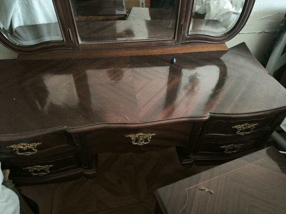 Cómoda e mesas de cabeceira antigos