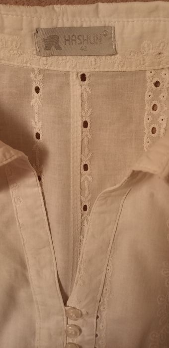 Blusa de verão branca, curta, em bordado inglês