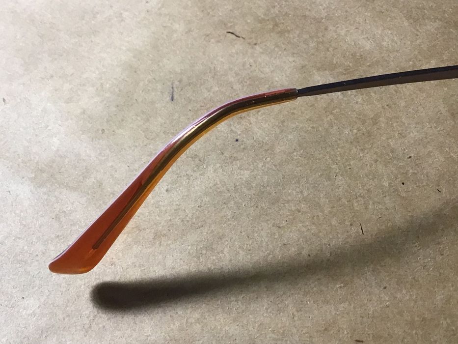 Armação de óculos em metal e lentes graduadas