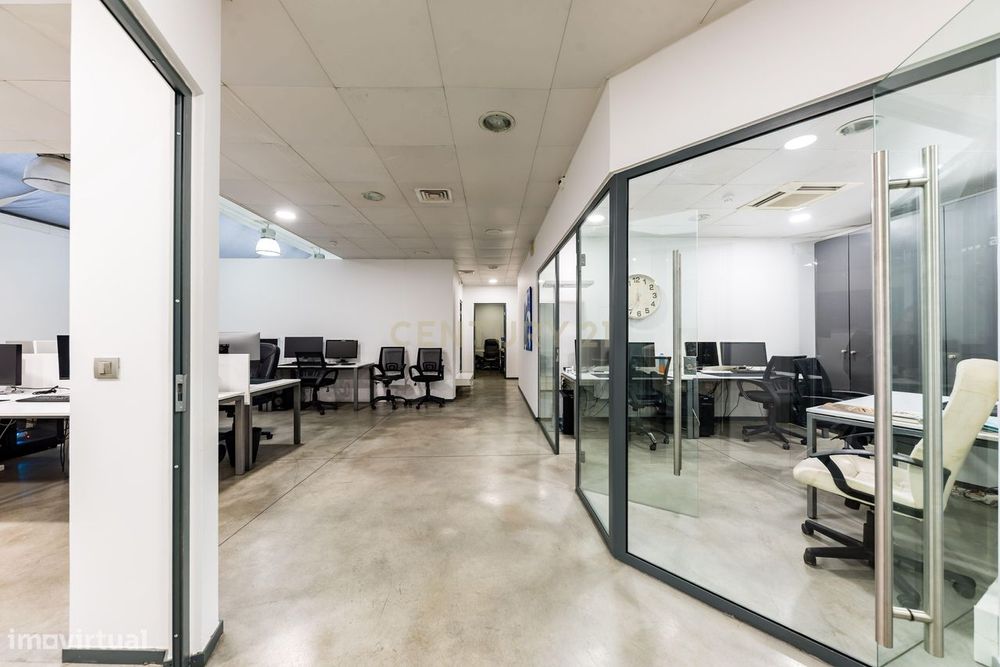 Escritório R/C 204m² + 38m² · entrada independente · 2 estacionamentos