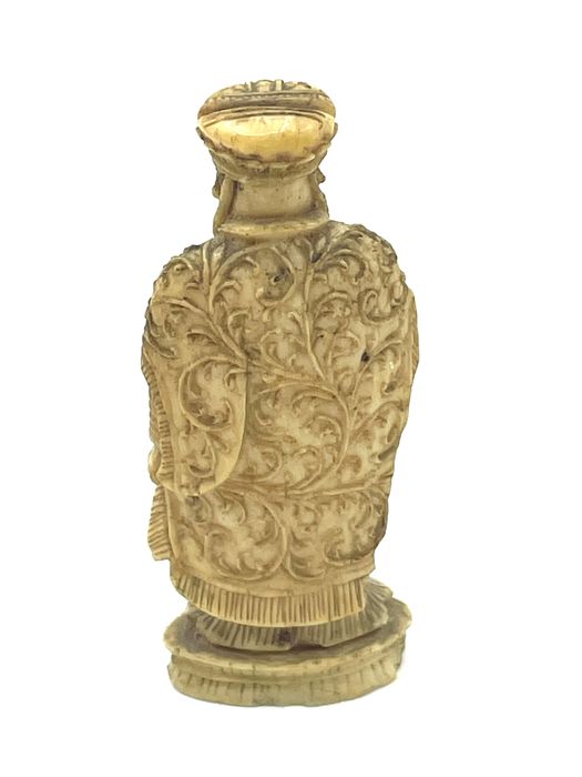 Monge em material nobre antigo netsuke
