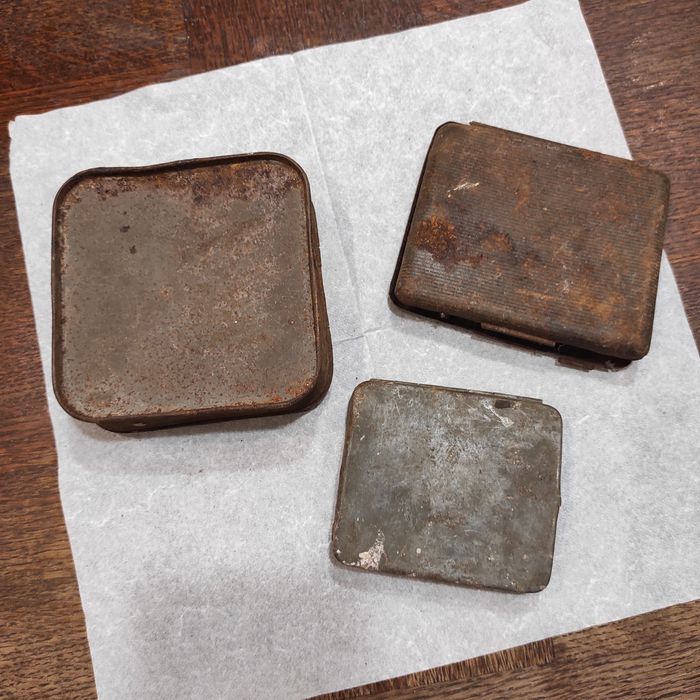 Stare metalowe pojemniki papierośnica