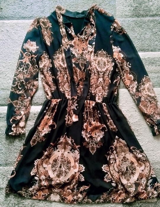 Czarna sukienka ze złotym wzorem