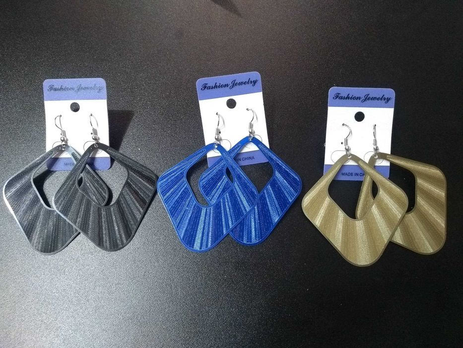 Brincos novos diferentes