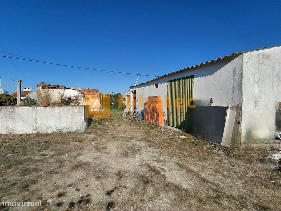 Moradia T2 remodelada com terreno na Fajarda