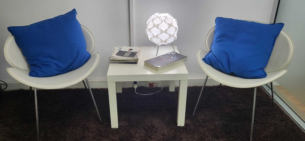 Mesa Decorativa e 2 cadeiras de espera