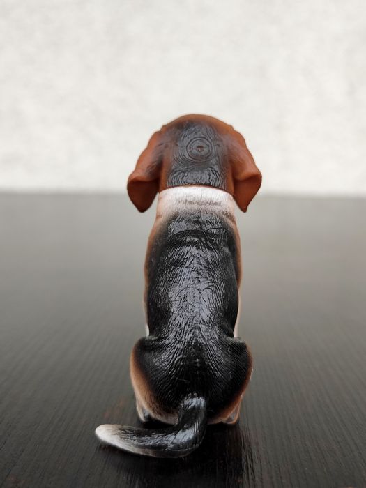 Figurka psa Beagle.