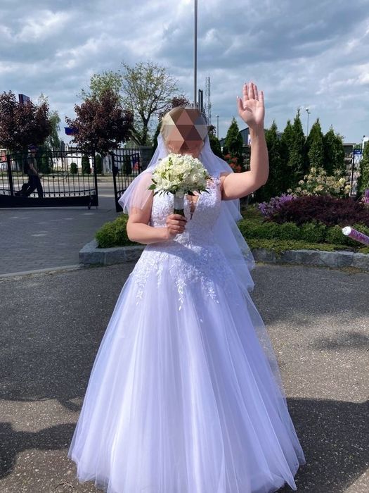 Suknia ślubna z bolerkiem.