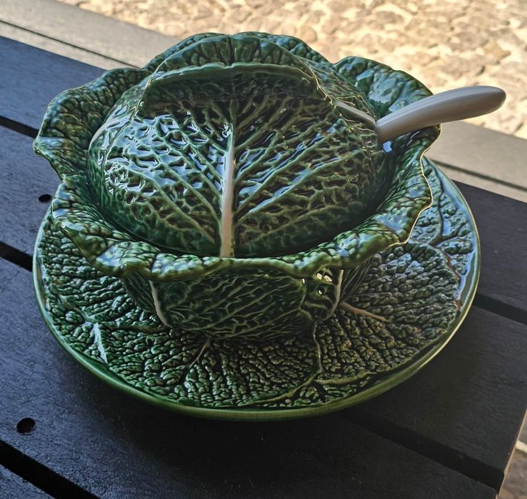 Conjunto de loiças de cor verde. Para colocar sopas ou outras