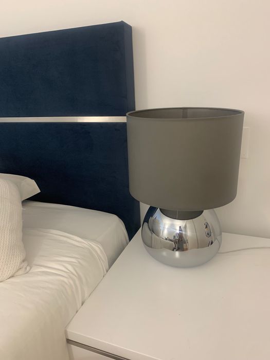 Candeeiro de mesa prateado e abatjour cinza