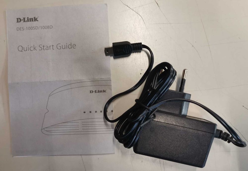 D-Link - Switch 8 Port 10/100 Desktop